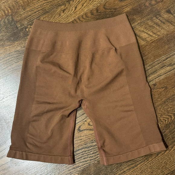 Aurola High-Waisted Gym Shorts - Picture 2 of 2